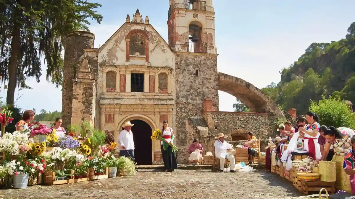turistas nacionales y extranjeros